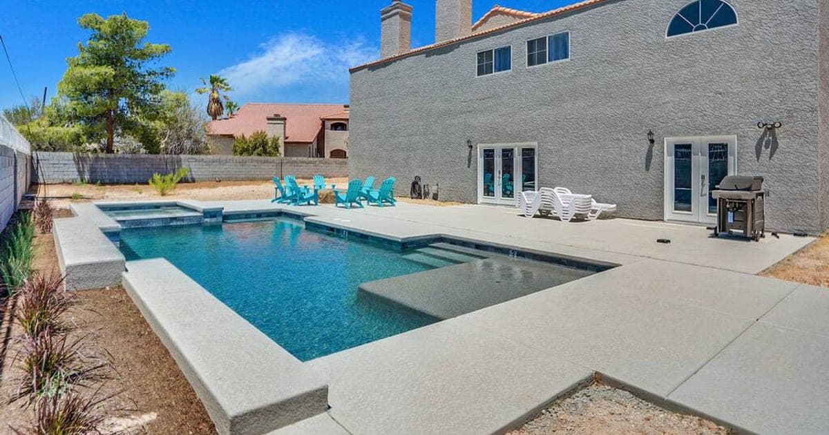 Backyard pool and spa at a large vegasbnb vacation home in Las Vegas