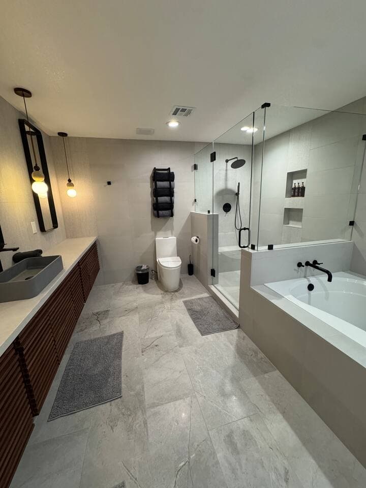 vegasbnb Swanky Villa | 8BR Las Vegas Vacation Rental • 12 Beds • Pool & Spa | vacation rental photo 11