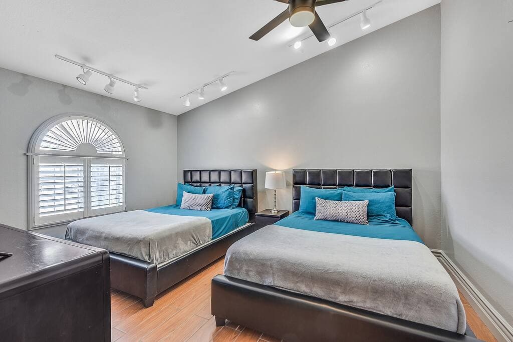 vegasbnb Posh Villa | 8BR Las Vegas Vacation Rental • 5 Baths • 16 Beds • Pool & Spa • Mini Golf | vacation rental photo 15