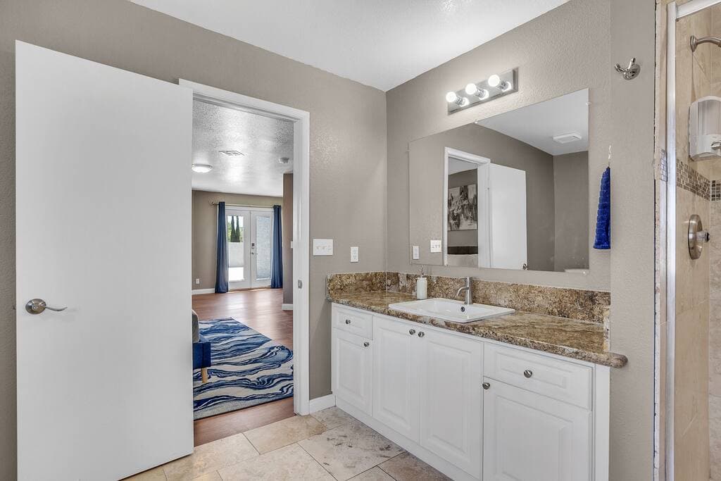 vegasbnb Grand Casa | 8BR Las Vegas Vacation Rental • Strip Views • 21 Beds • Free Spa Heat • Basketball | vacation rental photo 19