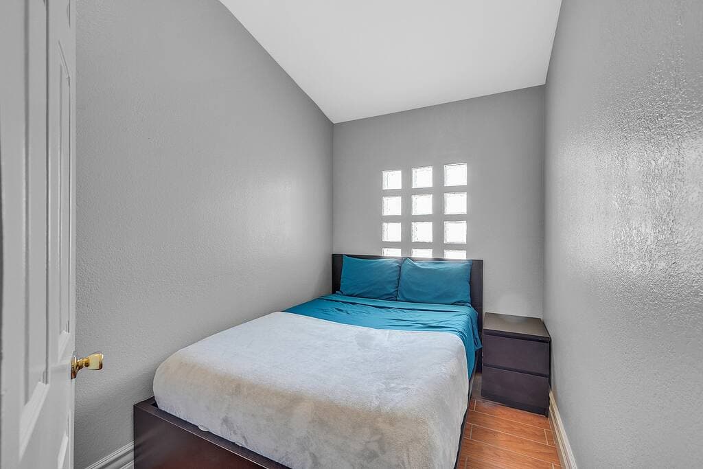 vegasbnb Posh Villa | 8BR Las Vegas Vacation Rental • 5 Baths • 16 Beds • Pool & Spa • Mini Golf | vacation rental photo 26