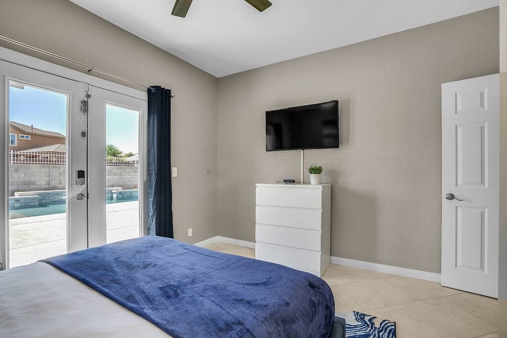 vegasbnb Grand Casa | 8BR Las Vegas Vacation Rental • Strip Views • 21 Beds • Free Spa Heat • Basketball | vacation rental photo 23