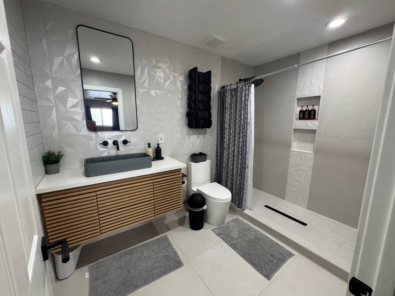 vegasbnb Palm Tree Retreat | 8BR Las Vegas Vacation Rental • Pool, Spa & Events | vacation rental photo 17