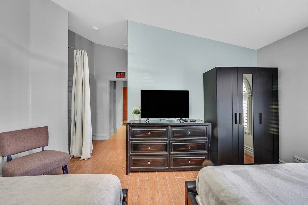 vegasbnb Posh Villa | 8BR Las Vegas Vacation Rental • 5 Baths • 16 Beds • Pool & Spa • Mini Golf | vacation rental photo 25