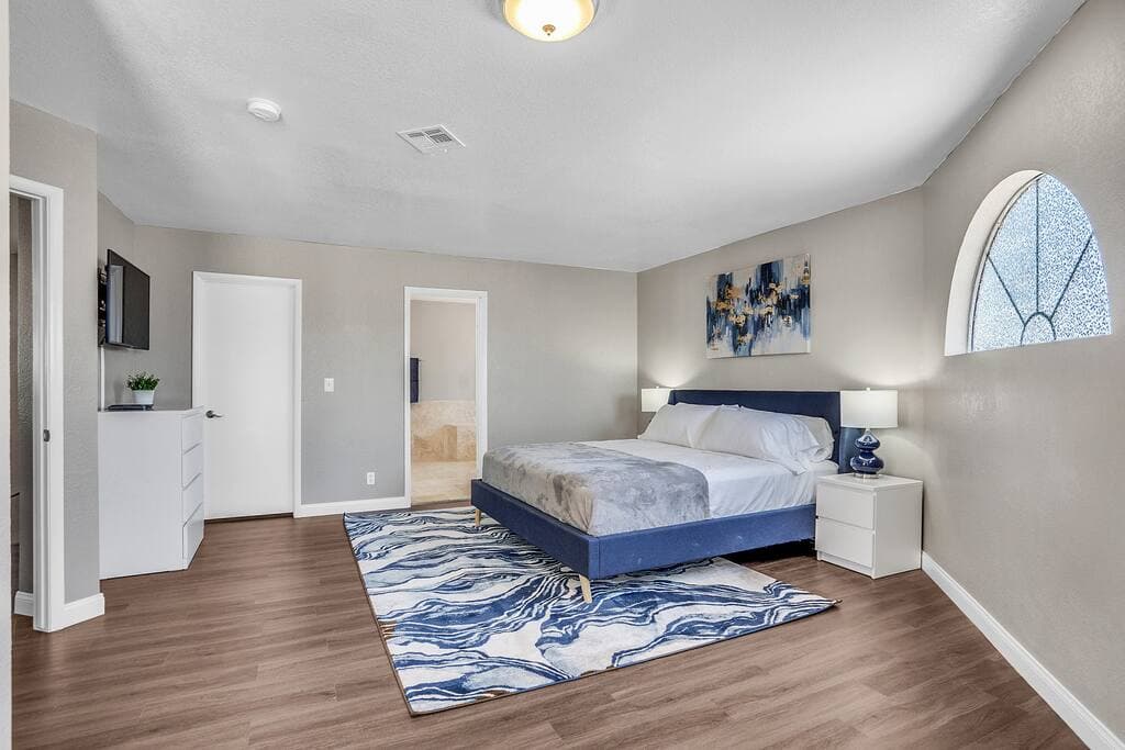 vegasbnb Grand Casa | 8BR Las Vegas Vacation Rental • Strip Views • 21 Beds • Free Spa Heat • Basketball | vacation rental photo 17
