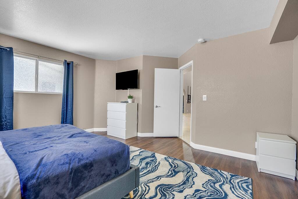 vegasbnb Grand Casa | 8BR Las Vegas Vacation Rental • Strip Views • 21 Beds • Free Spa Heat • Basketball | vacation rental photo 28