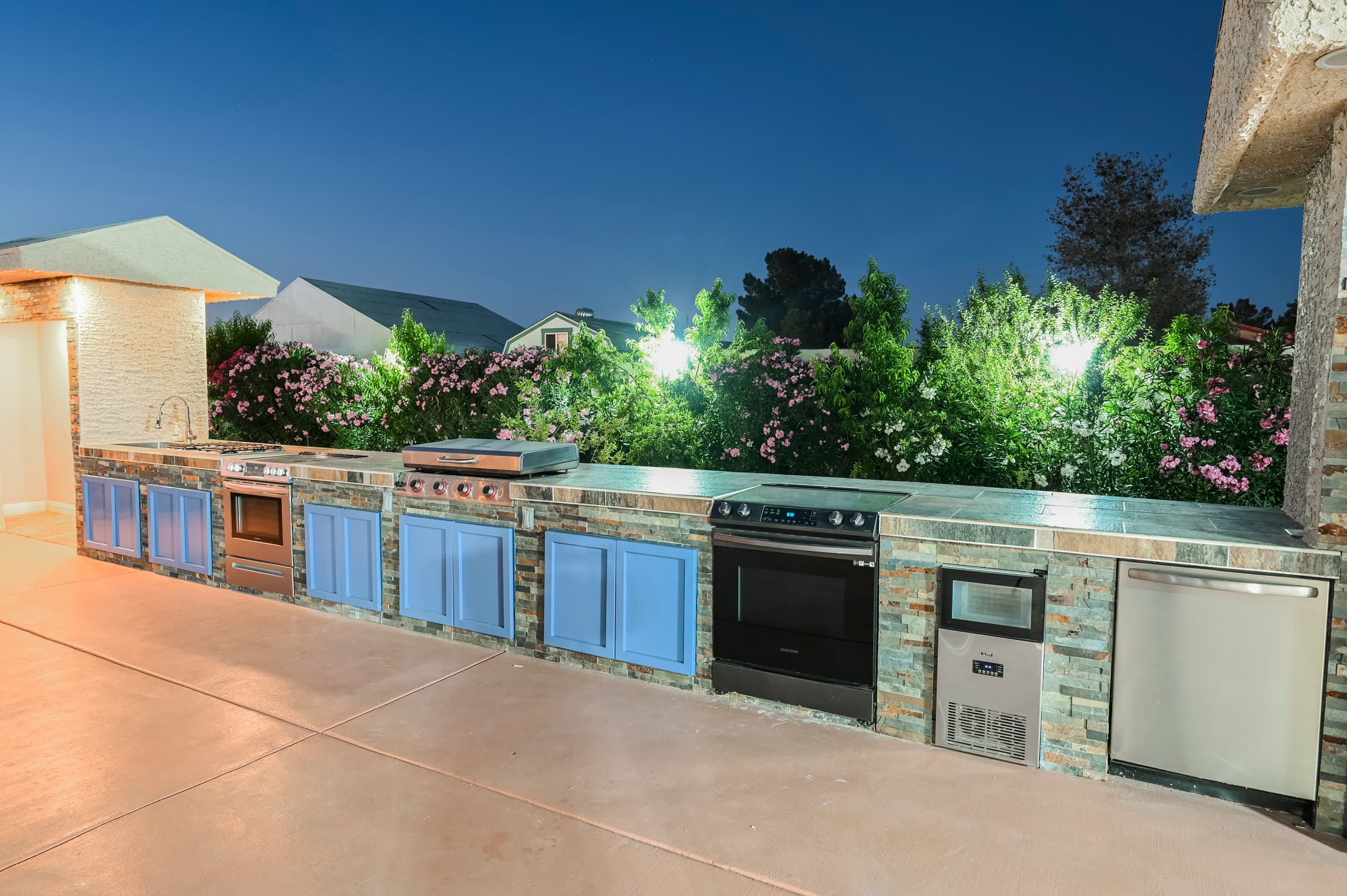 vegasbnb Chartan House Estate | 8BR Las Vegas Vacation Rental • Resort Pool • Weddings | vacation rental photo 14