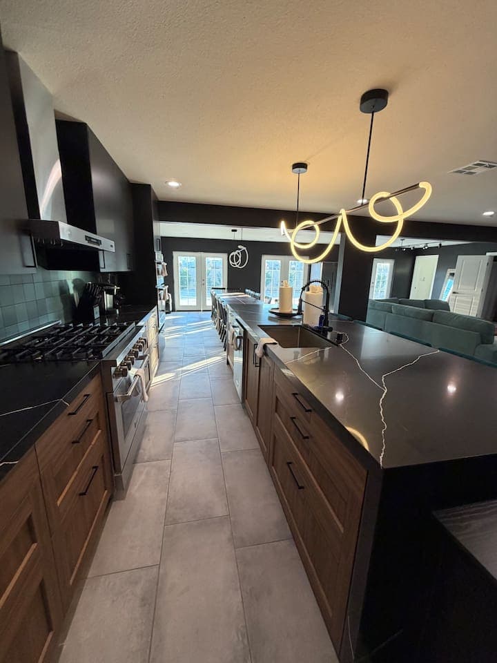 vegasbnb Swanky Villa | 8BR Las Vegas Vacation Rental • 12 Beds • Pool & Spa | 8-bedroom vacation rental with Large Group Homes and Pool & Spa